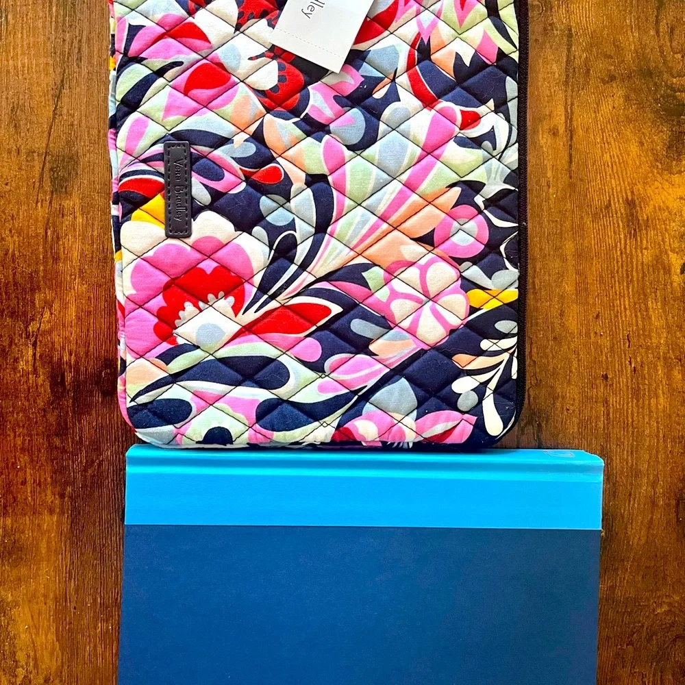 NWT. Vera Bradley tablet case or small travel pouch. Mod Paisley design